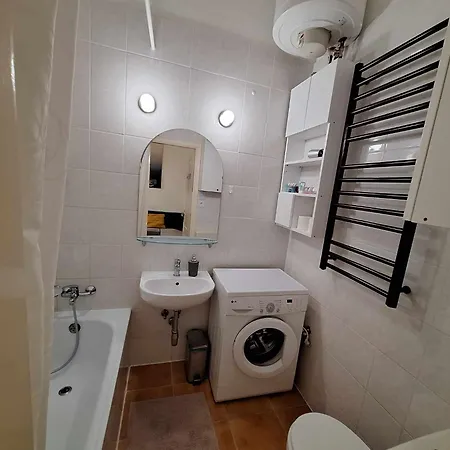 Peaceful Base With Cafes, Bars, And Nightlife Buzz