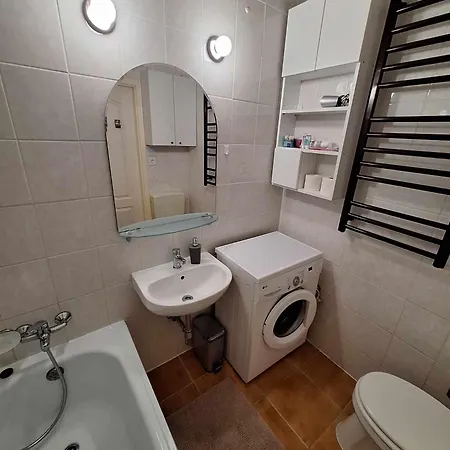 Peaceful Base With Cafes, Bars, And Nightlife Buzz