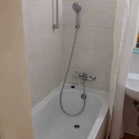 Daire Peaceful Base With Cafes, Bars, And Nightlife Buzz Budapeşte