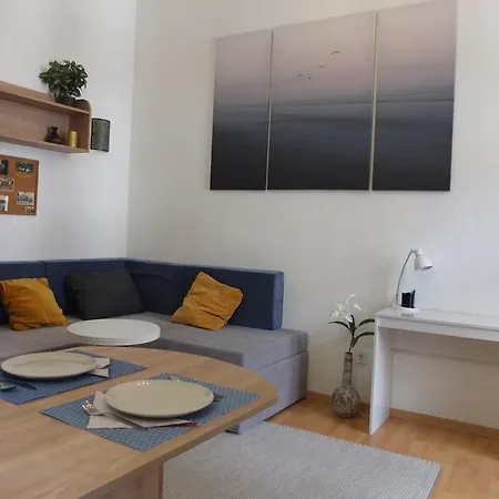 Peaceful Base With Cafés, Bars,&nightlife Buzz