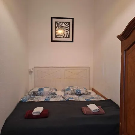 Peaceful Base With Cafés, Bars,&nightlife Buzz *