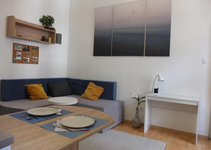 Peaceful Base With Cafes, Bars, And Nightlife Buzz