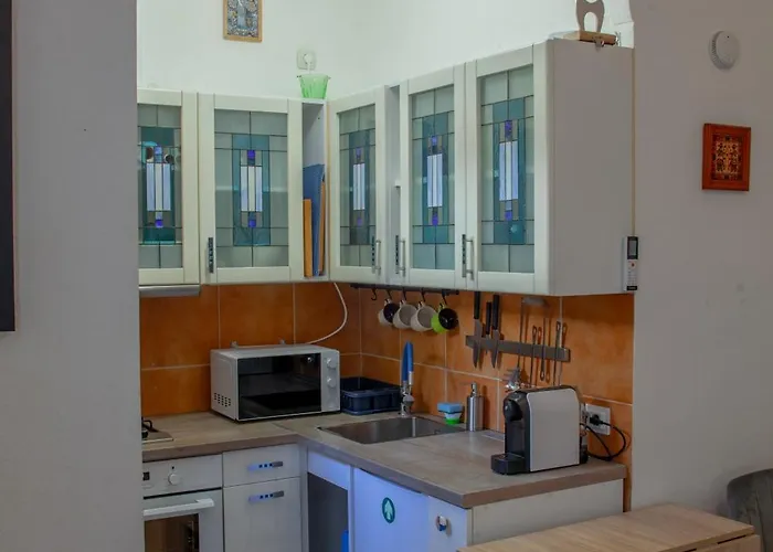 Peaceful Base With Cafes, Bars, And Nightlife Buzz