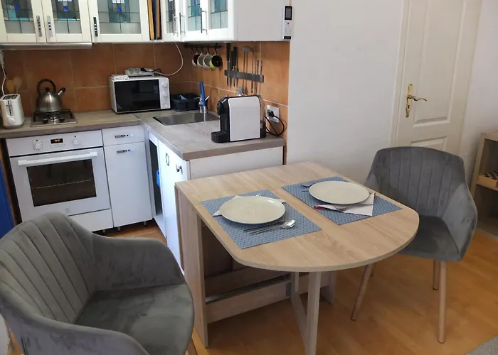 Peaceful Base With Cafes, Bars, And Nightlife Buzz * 布达佩斯