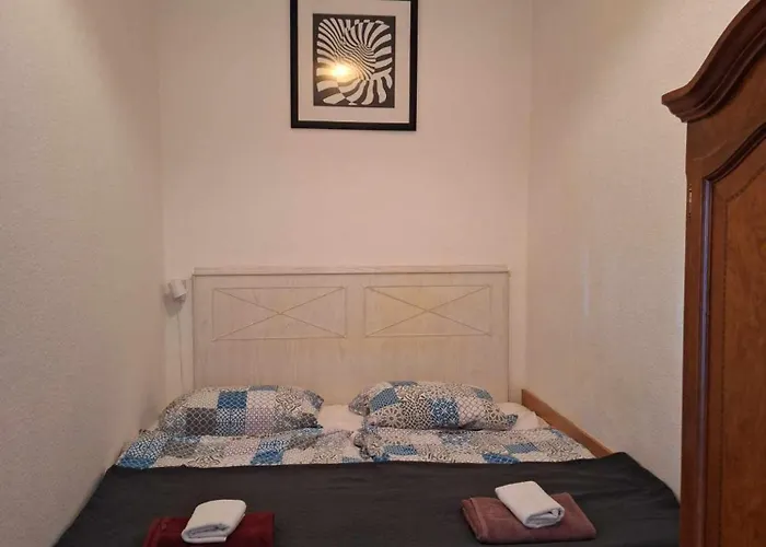 Peaceful Base With Cafes, Bars, And Nightlife Buzz *