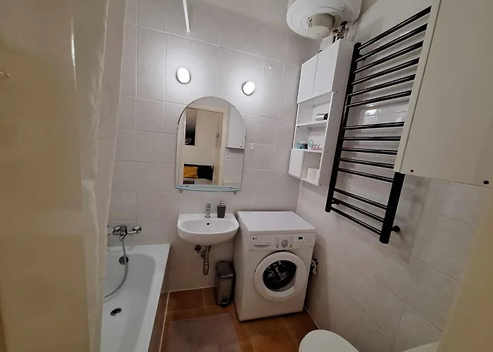 Peaceful Base With Cafes, Bars, And Nightlife Buzz