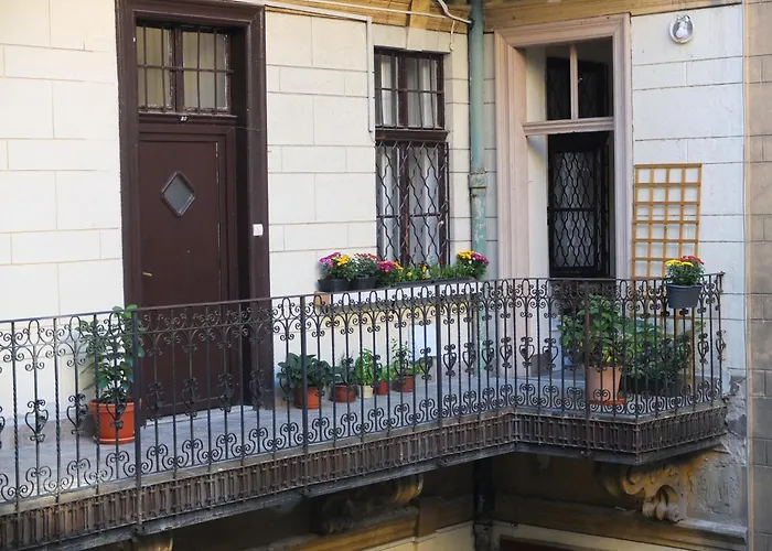 Peaceful Base With Cafes, Bars, And Nightlife Buzz בודפשט