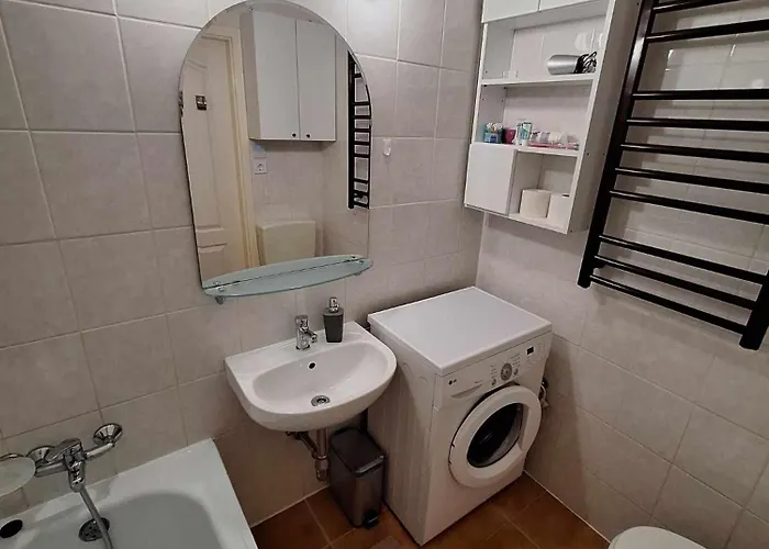 Peaceful Base With Cafes, Bars, And Nightlife Buzz