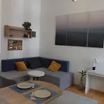 Peaceful Base With Cafes, Bars, And Nightlife Buzz Apartament *