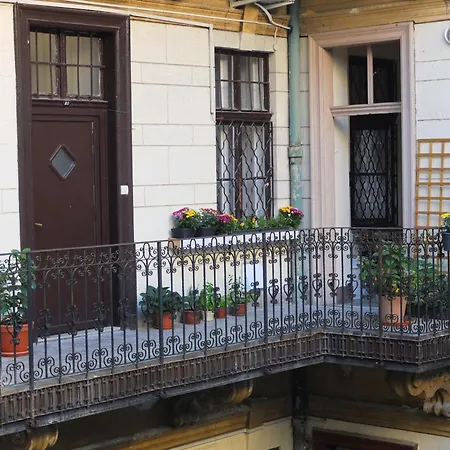 Peaceful Base With Cafes, Bars, And Nightlife Buzz Budapeszt