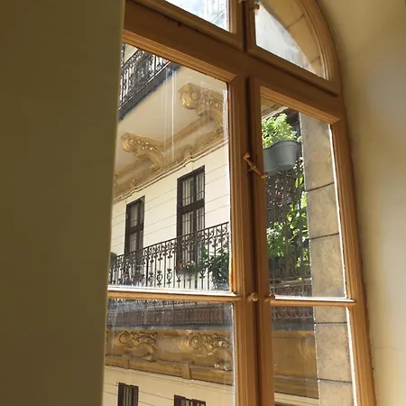 Apartament Peaceful Base With Cafes, Bars, And Nightlife Buzz Budapeszt